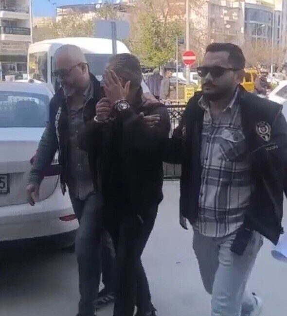 Kuşadası ilçesinde, polis ekipleri tarafından 13 farklı suçtan aranan bir