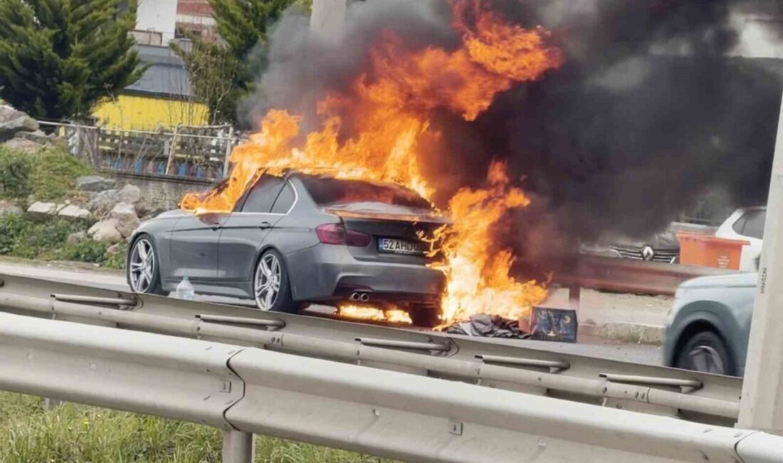 Ordu’nun Fatsa ilçesinde bir lüks otomobil seyir halindeyken alev aldı