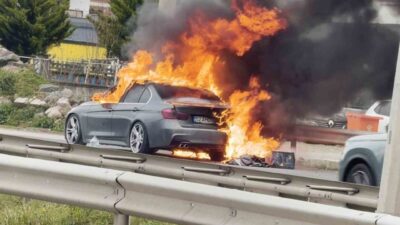 Ordu’nun Fatsa ilçesinde bir lüks otomobil seyir halindeyken alev aldı