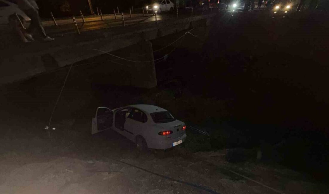 Osmaniye’nin Düziçi ilçesinde bir otomobilin köprüden aşağıya uçtuğu trafik kazasında