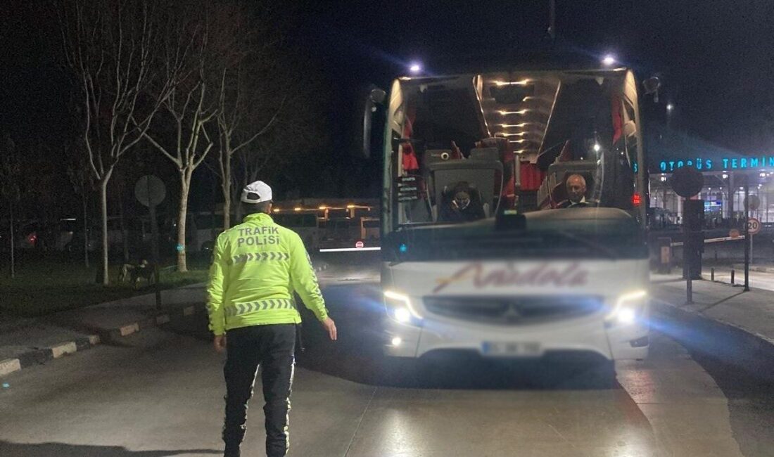 Manisa’da, polis ekipleri tarafından otobüs terminallerinde yapılan kontrollerde yüzlerce otobüs