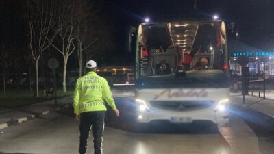 Manisa’da, polis ekipleri tarafından otobüs terminallerinde yapılan kontrollerde yüzlerce otobüs