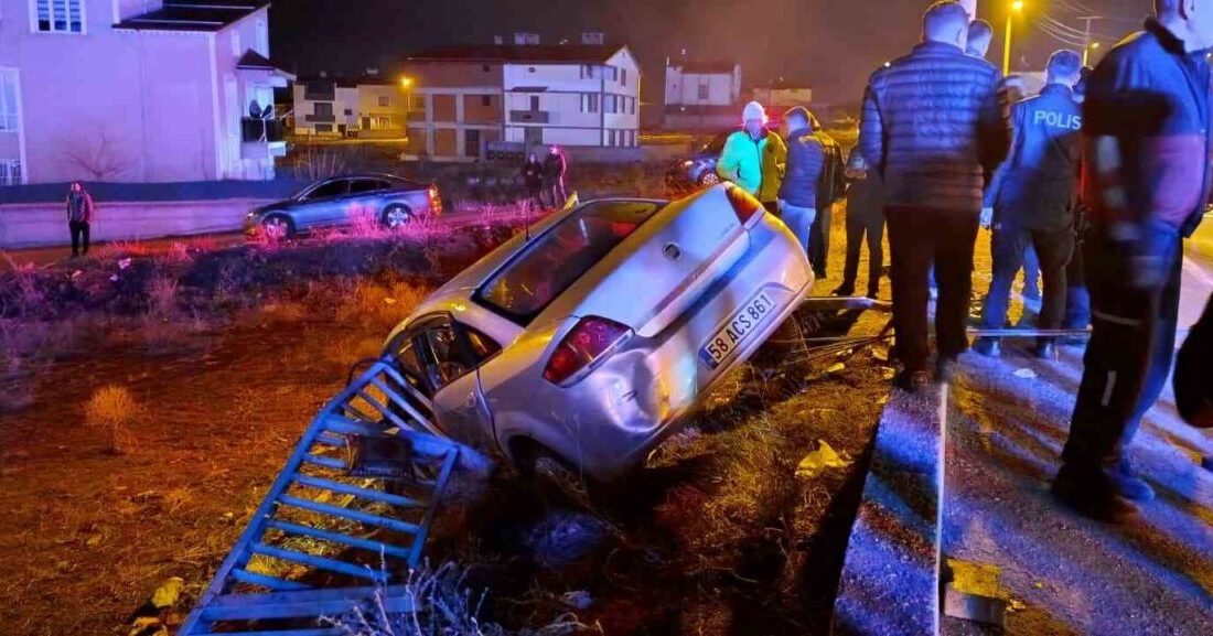 Sivas’ta meydana gelen trafik kazasında otomobilin bariyerlere çarpması sonucunda 1’i