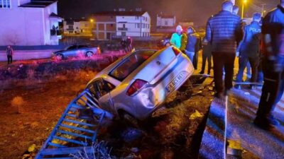 Sivas’ta meydana gelen trafik kazasında otomobilin bariyerlere çarpması sonucunda 1’i