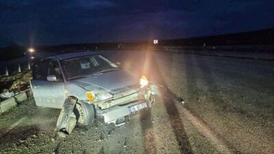 Çorum’un Alaca ilçesinde bir ailenin bulunduğu aracın bariyerlere çarpması sonucu