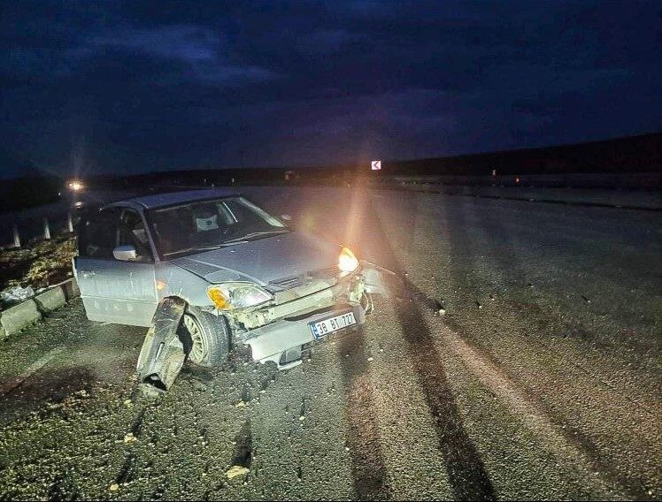 Çorum’un Alaca ilçesinde bir ailenin bulunduğu aracın bariyerlere çarpması sonucu