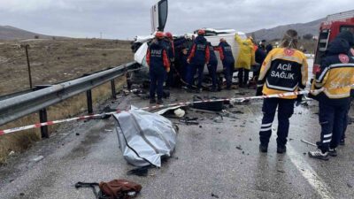 Konya’da bir kaza meydana geldi, karşı şeride geçen bir otomobil
