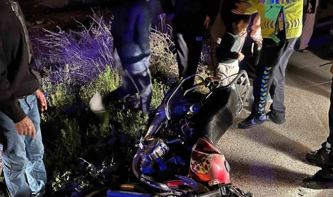 Mersin’in Erdemli ilçesinde bir otomobil ile çarpışan motosikletteki 2 kişi