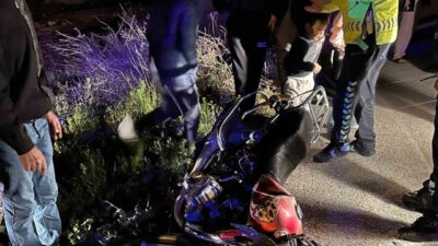 Mersin’in Erdemli ilçesinde bir otomobil ile çarpışan motosikletteki 2 kişi
