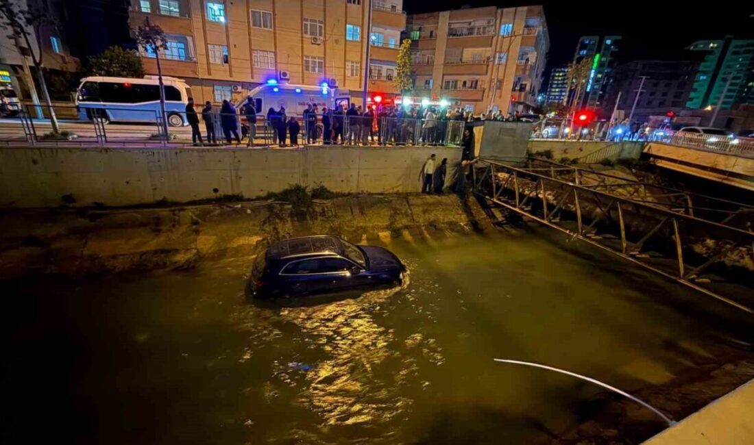 Tarsus ilçesinde meydana gelen trafik kazasında bir otomobilin sulama kanalına