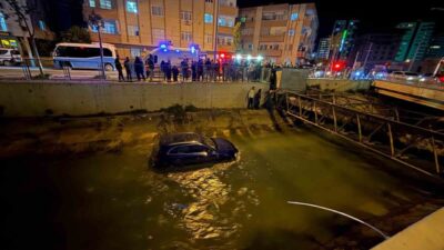 Tarsus ilçesinde meydana gelen trafik kazasında bir otomobilin sulama kanalına