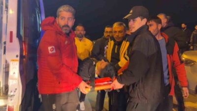 Aksaray’da bir otomobil sürücüsü direksiyon kontrolünü yitirdi ve aracı önce