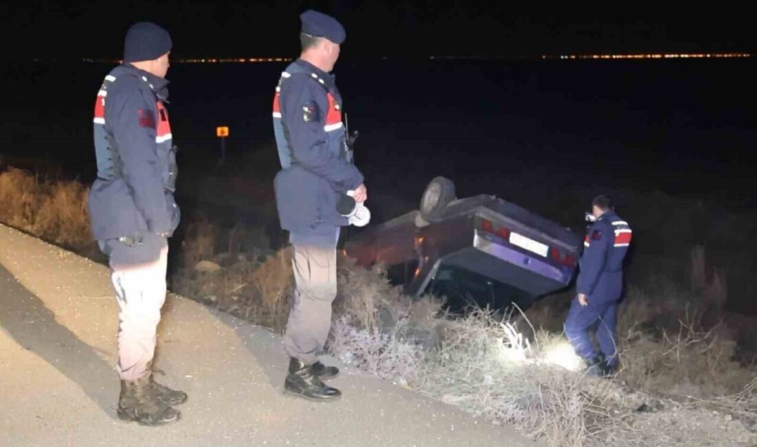 Aksaray’da meydana gelen trafik kazasında sürücüsü yaralanan otomobil şarampole devrildi.
