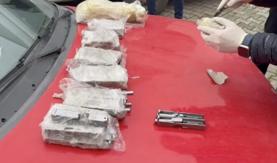 Sakarya’nın Hendek ilçesinde bir araçta saklanmış halde 1.460 adet silah