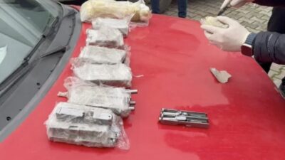 Sakarya’nın Hendek ilçesinde bir araçta saklanmış halde 1.460 adet silah