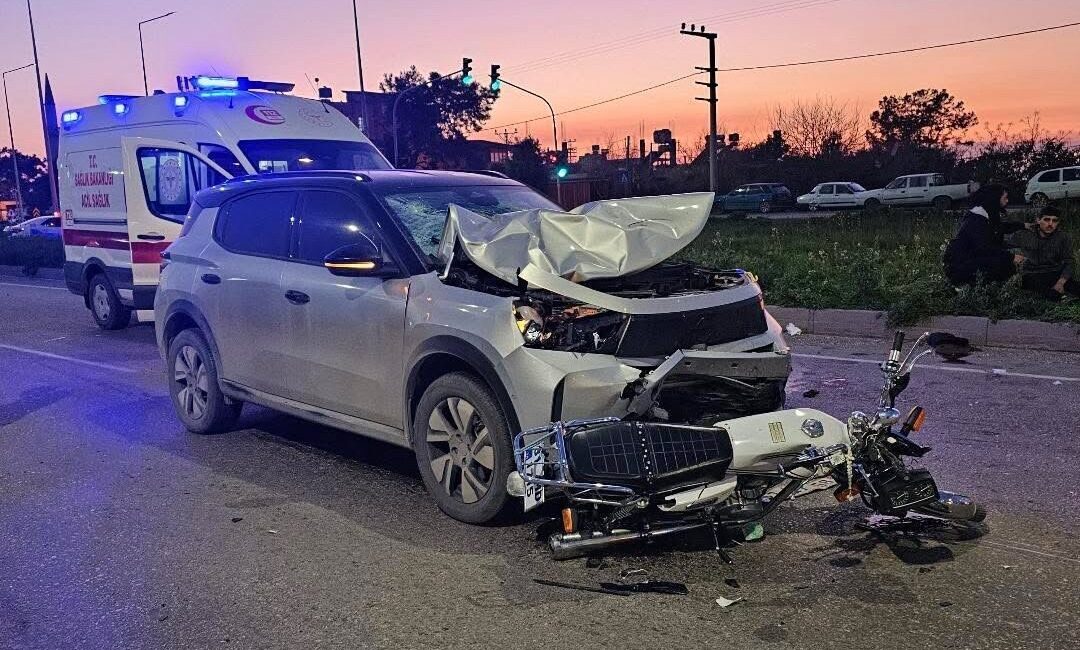 Hatay’da meydana gelen trafik kazasında motosikletle çarpışan otomobil sonucu 2