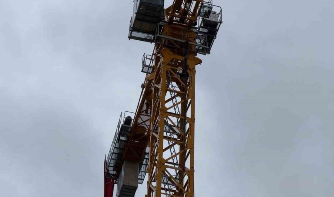 Çerkeş ilçesindeki bir inşaat firmasından ödenmeyen paraları nedeniyle kule vincin