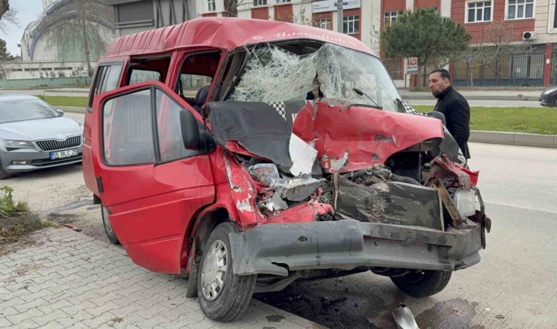 Tekkeköy ilçesinde meydana gelen trafik kazasında, park halindeki kamyonete çarpan