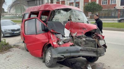 Tekkeköy ilçesinde meydana gelen trafik kazasında, park halindeki kamyonete çarpan