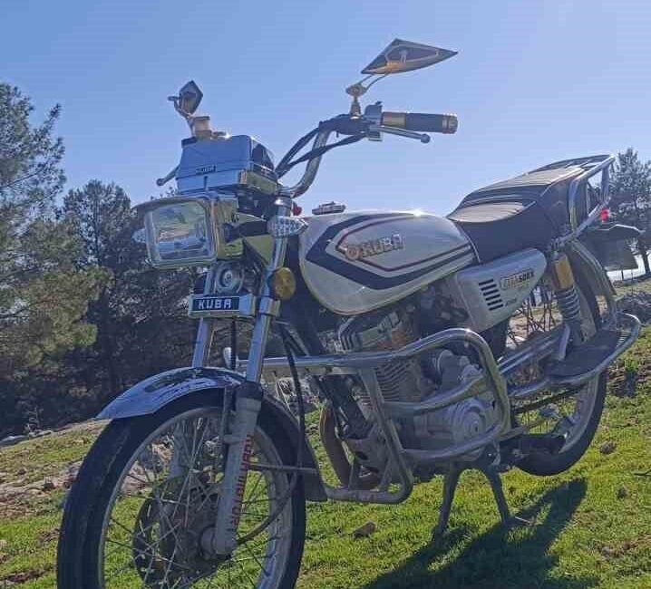 Adıyaman ilinde, Malazgirt Mahallesi’nde park halinde bırakılan bir motosiklet, kimliği
