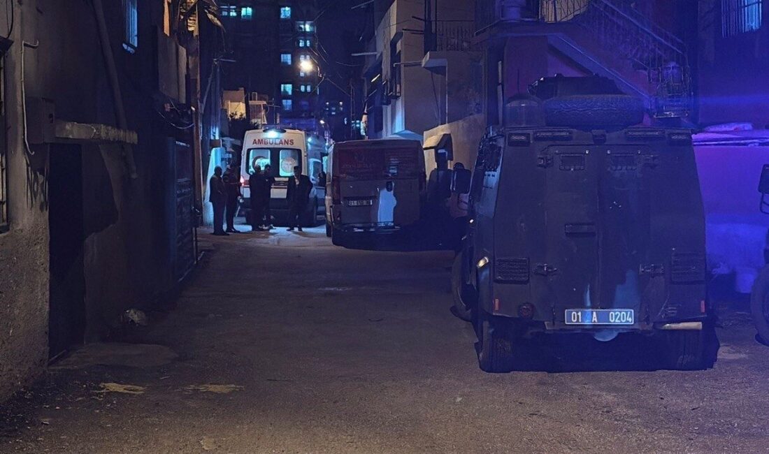 Adana’nın Seyhan ilçesinde bir binanın damında torpil barutlarının boşaltılması sırasında