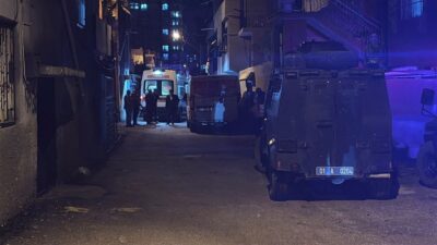 Adana’nın Seyhan ilçesinde bir binanın damında torpil barutlarının boşaltılması sırasında