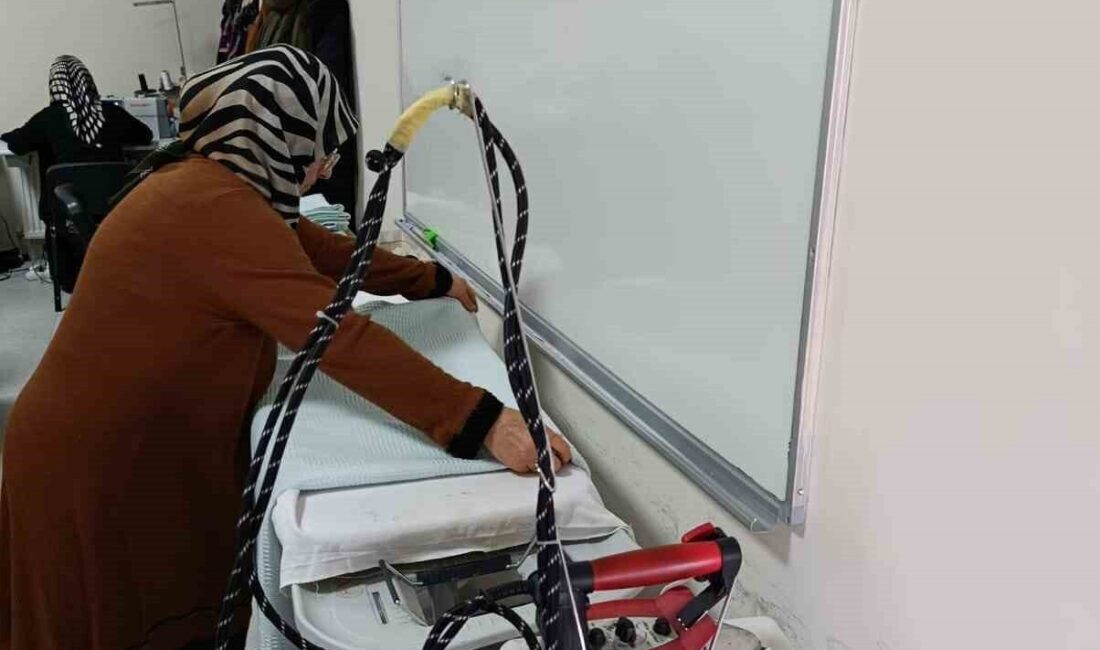 Pursaklar Belediyesi’ne bağlı Alev Alatlı Hanım Evi’nde dikiş kursuna katılan