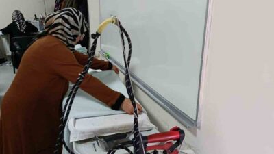 Pursaklar Belediyesi’ne bağlı Alev Alatlı Hanım Evi’nde dikiş kursuna katılan