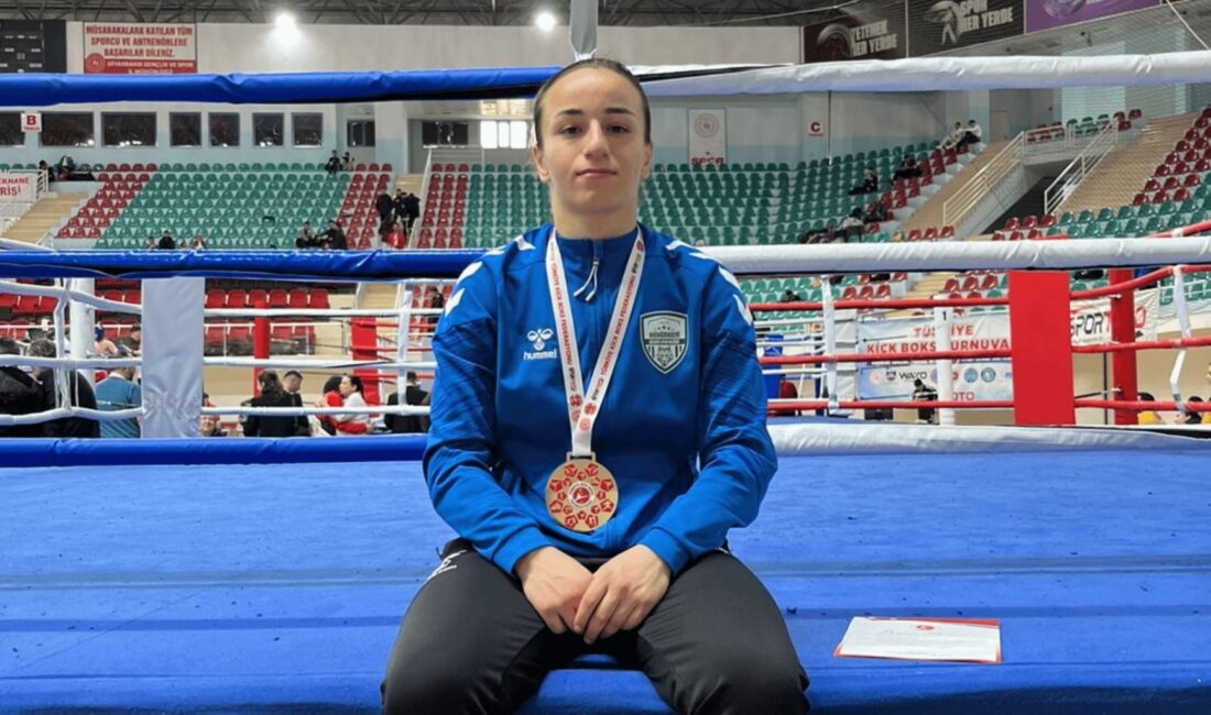 Yozgatlı milli sporcu Rabia Karadaş, Diyarbakır’da düzenlenen Türkiye Kick Boks