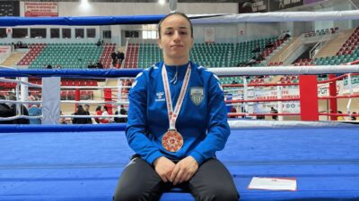 Yozgatlı milli sporcu Rabia Karadaş, Diyarbakır’da düzenlenen Türkiye Kick Boks