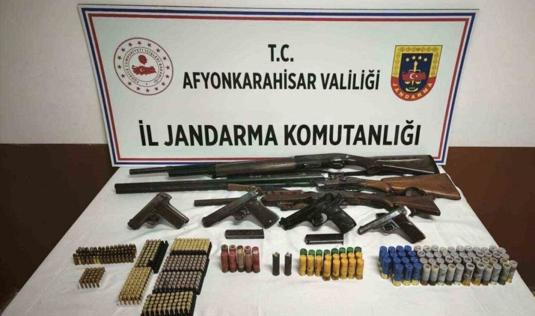 Afyonkarahisar’da bir kişinin evine yapılan operasyonda 7 kaçak silah bulundu.