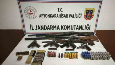 Afyonkarahisar’da bir kişinin evine yapılan operasyonda 7 kaçak silah bulundu.