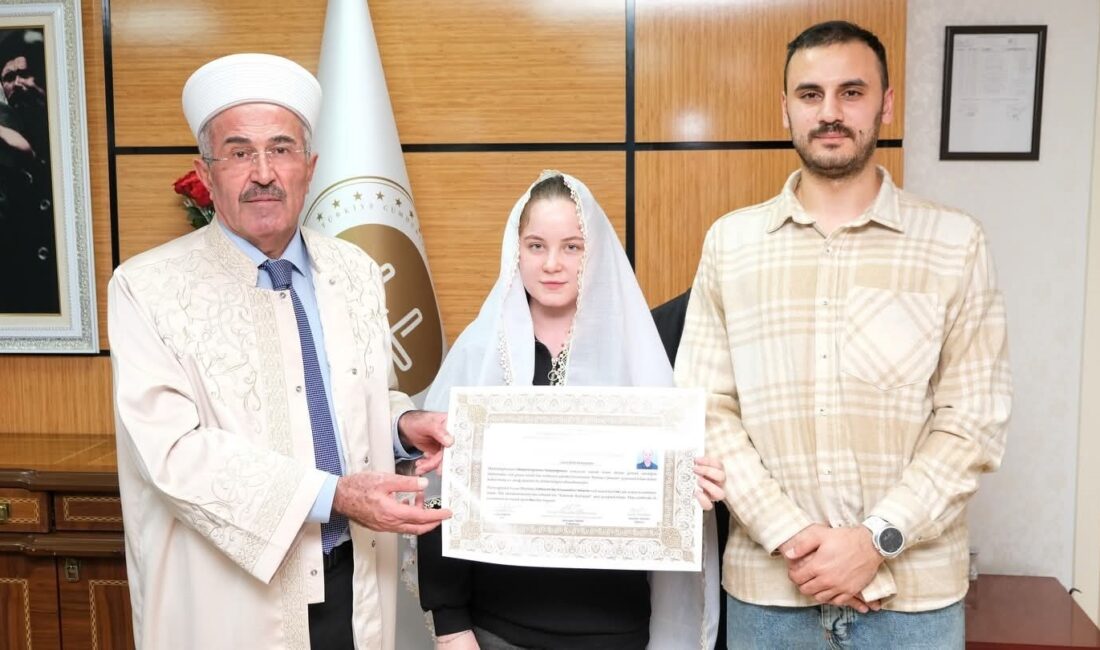 Kelime-i Şehadet getirerek Müslüman oldu. &nbsp; İslam dinini araştırdıktan sonra