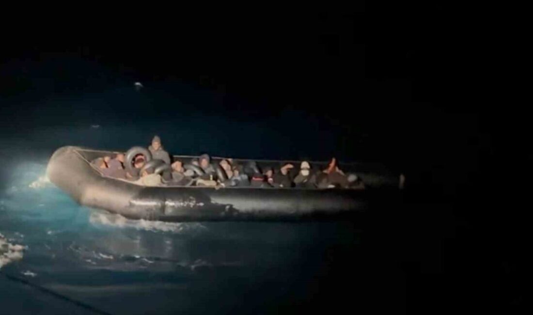 İzmir’in Seferihisar ilçesinde, sahil güvenlik ekipleri tarafından durdurulan bir lastik