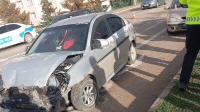 Samsun’un Vezirköprü ilçesinde meydana gelen kazada, iki otomobil çarpıştı. Kazanın