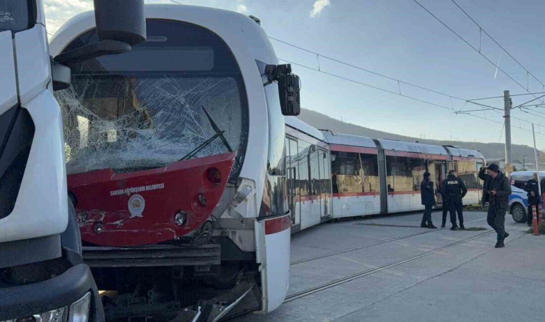 Samsun’un Tekkeköy ilçesinde tramvay ile kamyonun çarpışması sonucu meydana gelen