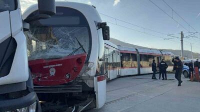 Samsun’un Tekkeköy ilçesinde tramvay ile kamyonun çarpışması sonucu meydana gelen