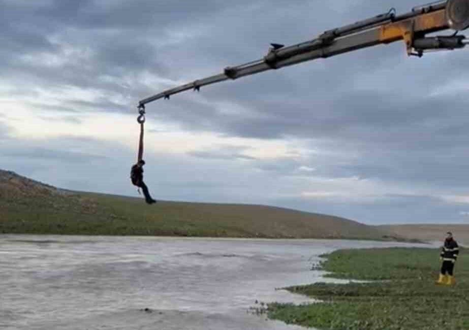 Şanlıurfa’nın Ceylanpınar ilçesinde, bir traktör sürücüsü, dereden geçmeye çalışırken suların