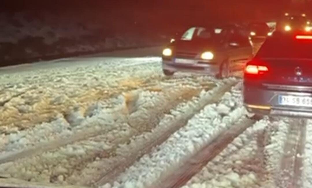 Şanlıurfa’da, Viranşehir-Diyarbakır Karayolu’nda etkili olan dolu ve kar yağışı sürücülere
