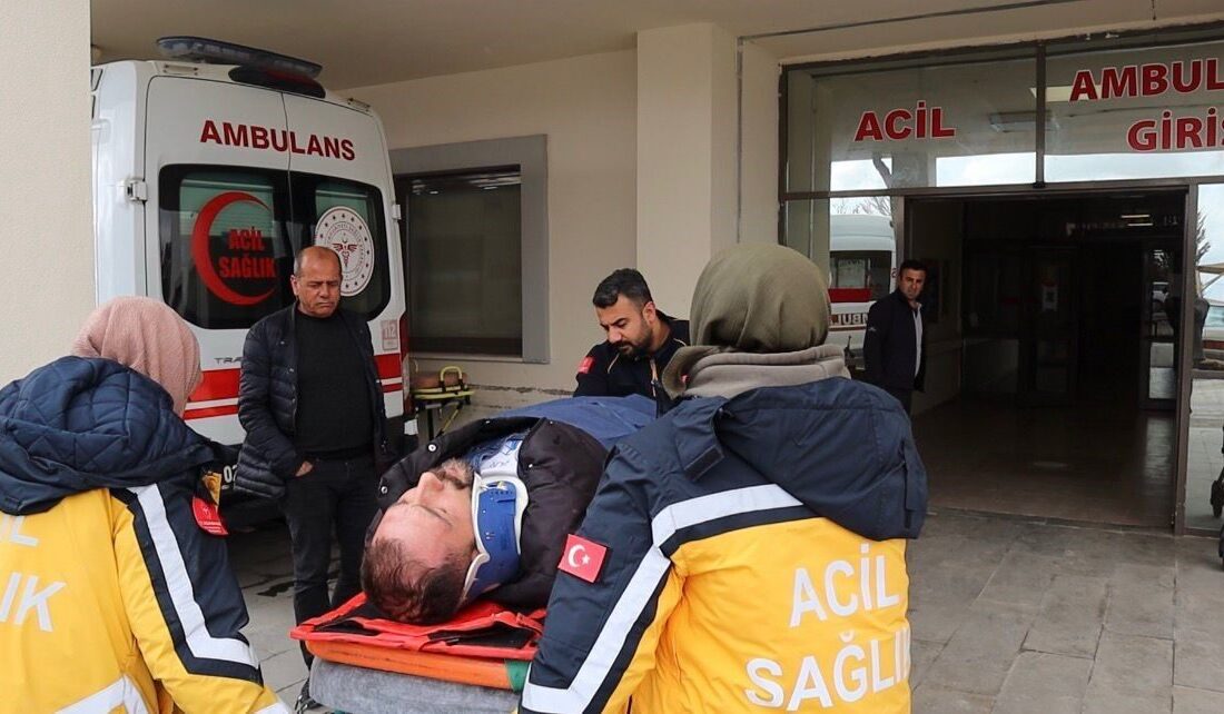 Adıyaman’ın Besni ilçesinde, bir hafif ticari aracın şarampole devrilmesi sonucunda