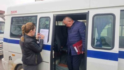 Sarıgöl ilçesinde öğrenci taşıyan servis araçlarına yönelik gerçekleştirilen denetimlerde güvenlik