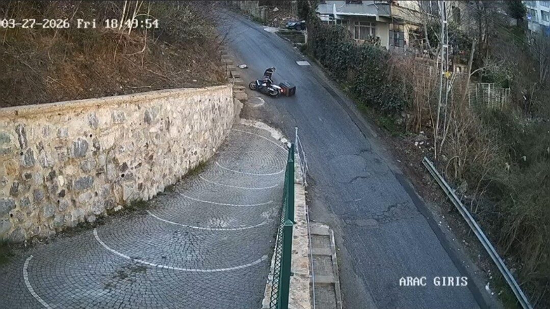 Sarıyer’de, motosiklet sürücüsü yola kayarak düştü ve çevredekilerin yardımına ihtiyaç