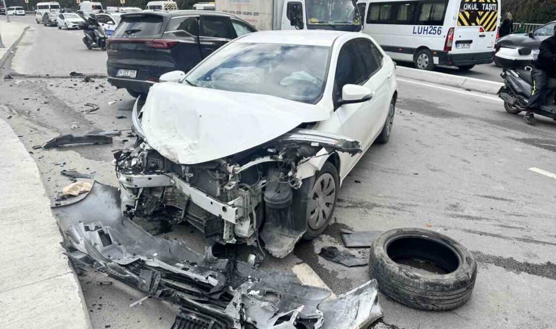 İstanbul Sarıyerİstanbul Sarıyer ilçesinde bir otomobilin kontrolünden çıkarak karşı şeride