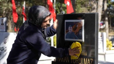 Kırıkkale’de Ramazan Bayramı öncesinde şehitliğin bakımı ve temizliği için görevlendirilen