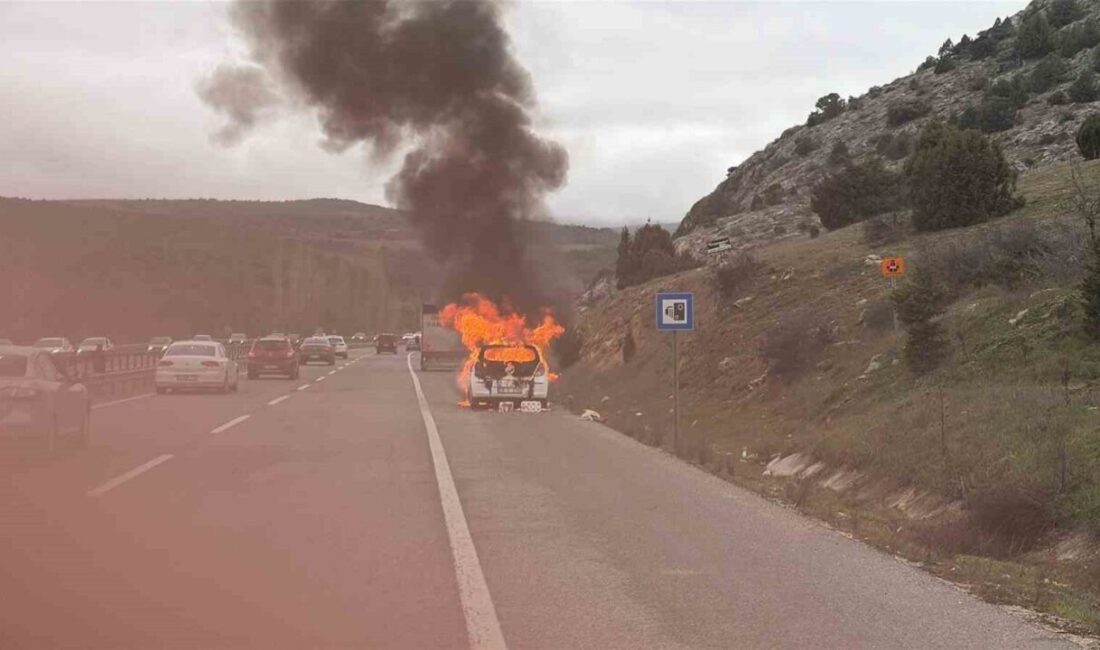 Bozüyük ilçesinde seyir halindeki bir araç aniden alev aldı. Eskişehir-Bursa