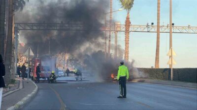 Mersin’de seyir halinde olan bir otomobil alev aldı ve içerisinde