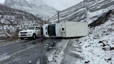 Beytüşşebap ilçesinde yaşanan bir olayda bir kamyonet devrilmiş ve sürücü