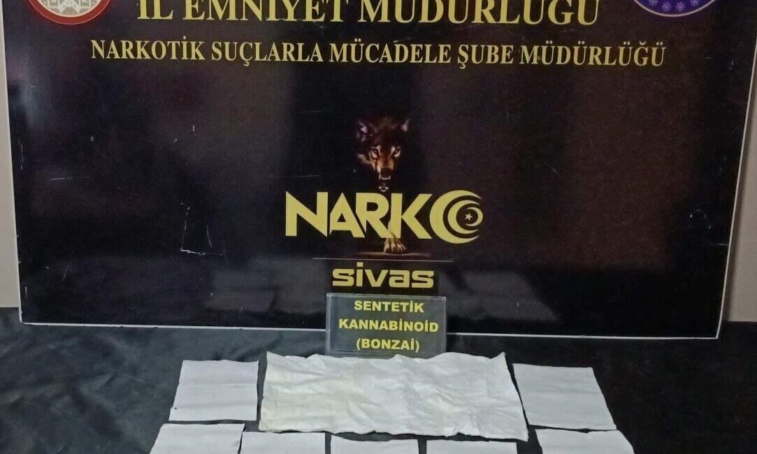Sivas ilinde gerçekleştirilen narkotik operasyonunda kağıda emdirilmiş 8 bin 330