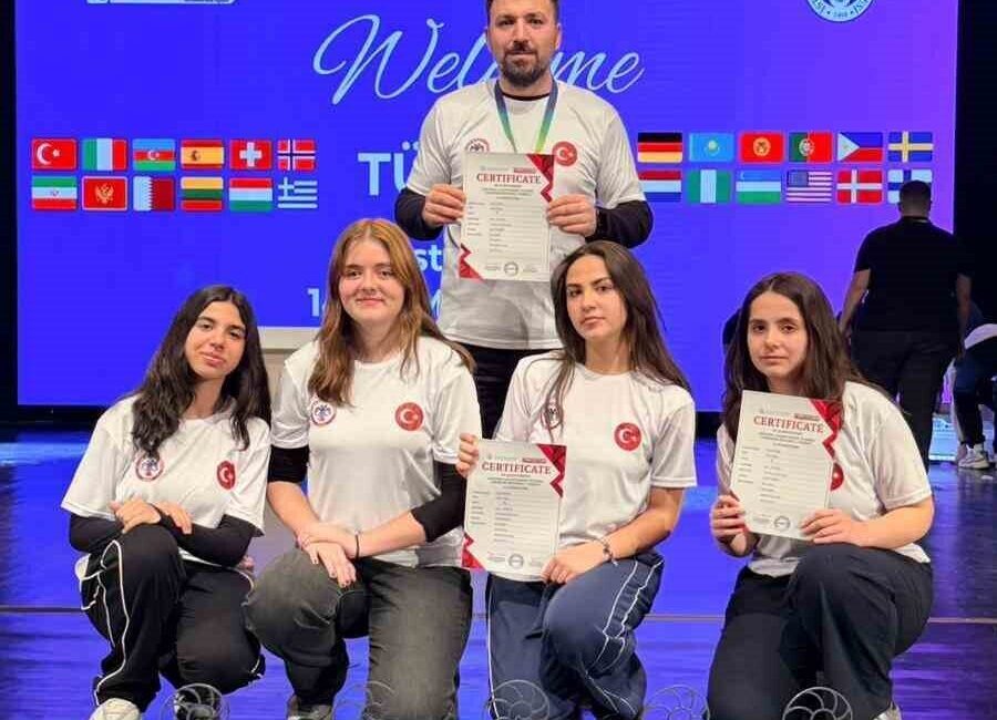 Sivas Selçuk Anadolu Lisesi öğrencileri, İstanbul’da düzenlenen Uluslararası Fibonacci Robot