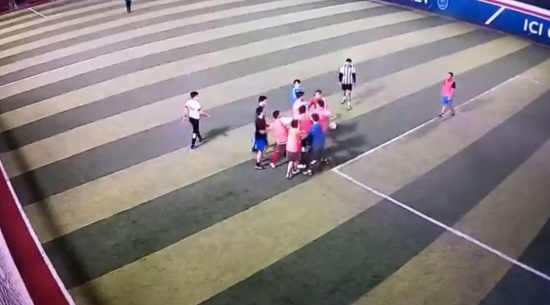 Nilüfer ilçesindeki bir halı saha maçında iki takım arasında çıkan